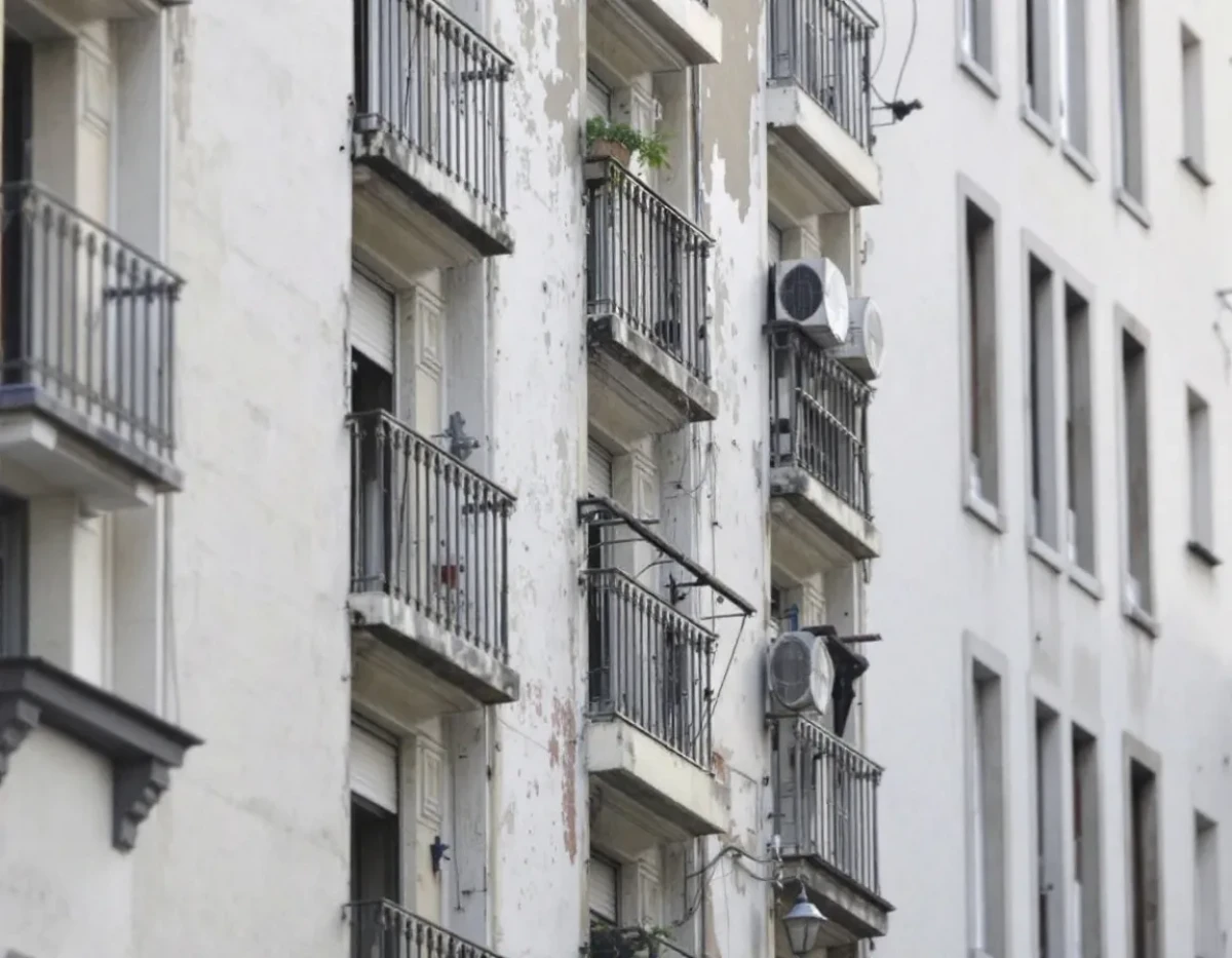La controverse du refus de suspension des loyers en période de crise : entre protection des locataires et préservation du marché immobilier